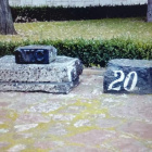 Los sillares estuvieron en el jardín de la estación de León. DL