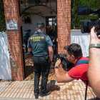 Agentes de la Guardia Civil entran en el chalé de Las Gabias (Granada) donde este sábado se perpetró el triple crimen. MIGUEL ÁNGEL MOLINA
