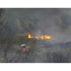Una máquina bulldozer abriendo un cortafuego en la zona incendiada próxima a la aldea de Campo del Agua, en la tarde del pasado 17 de octubre.