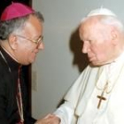 Imagen de archivo del obispo Jorge Enrique Jiménez junto al Papa Juan Pablo II