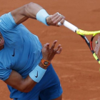 Nadal ejecuta un saque, en su partido ante Pella en Roland Garros.