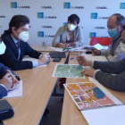 El concejal Benjamín Fernández muestra el plano de las obras a los gestores de Adif. DL
