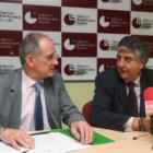 Emilio de la Puente y Germán Albarrán, durante la firma del convenio.