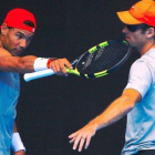 Carlos Moyá, a la derecha, conversa con Rafa Nadal, en un entrenamiento en Melbourne.
