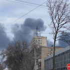 Columnas de humo salen de una zona residencial en la ciudad de Mariúpol, en el sureste de Ucrania y asediada desde hace tres semanas por las tropas rusas. GALYNA BALABANOAVA