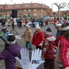 Los escolares del colegio Gadañón durante uno de los actos que celebraron en el patio