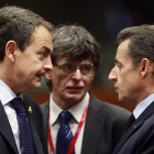 El presidente español, Rodríguez Zapatero, conversa con su homólogo francés, Sarkozy.