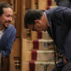 Pablo Iglesias de Podemos conversando con Aitor Esteban del PNV.