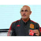El seleccionador español sub-21 Luis de la Fuente fue el encargado de sacar la bola de la SD Ponferradina en el sorteo. RAQUEL P. VIECO