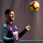 Messi podría reaparecer esta tarde frente al Betis en el Camp Nou. ENRIC FONTCUBERTA