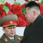 Kim Jong Un (derecha) pasa por delante de su tío Jang Song Thaek en un desfile militar en Pyongyang, en febrero del 2012.
