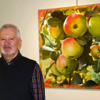 El pintor asturiano José Pérez Collar, junto a una de sus obras expuestas en Bernesga. CUEVAS