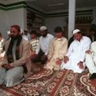 Un grupo de paquistaníes residentes en Bembibre rezan en una mezquita improvisada
