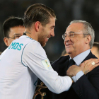 Sergio Ramos saluda a Florentino tras ganar el último Mundial de clubs en Abu Dabi.