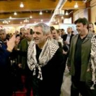 Llamazares, ataviado con un pañuelo palestino, en su visita a Gijón