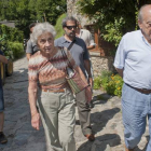 El 'expresident' Jordi Pujol sale a pasear con su esposa, Marta Ferrusola, el pasado 8 de agosto en Queralbs.
