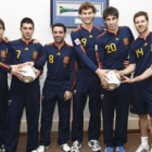 Los jugadores de la selección nacional posan con la equipación azul con la que España jugará hoy ant