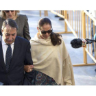 La tonadillera Isabel Pantoja, acompañada por su abogado, a su llegada hoy a la Audiencia de Málaga.