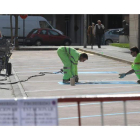 Los operarios pintaron ayer las línea azules frente al Edificio Minero y su entorno.