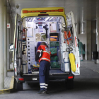 Una ambulancia llega al servicio de urgencias del Hospital de León. MARCIANO PÉREZ