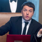 Matteo Renzi toca por primera vez la campana del Consejo de Ministros.