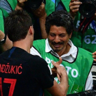 El goleador croata Mario Mandzukic se disculpa ante el fotógrafo salvadoreño Yuri Cortez, tras la celebración del segundo gol croata.