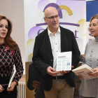Silvia Clemente con Juan José Raya y Teresa Sanz. PABLO MARTÍN