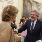 El ministro de Educación Méndez de Vigo saluda a la 'consellera' Rigau en la Conferencia Sectorial de Educación, en una foto de archivo.