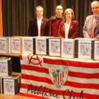 La Peña Athletic «Catedral de León», en la entrega de los libros.