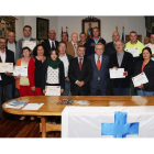 Colinas, con otros donantes distinguidos por su solidaridad, los responsables de la hermandad y las autoridades locales.