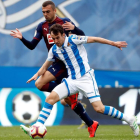 Rubén Pardo disputa un balón con Joan Jordán. JAVIER ETXEZARRETA