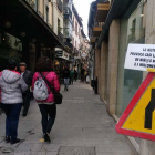 Una de las señales que alertan sobre las causas de la pobreza colocadas en el centro de León. DL