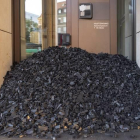 Un grupo de activistas del Colectivo por la Justicia Climática han bloquedado este lunes con carbón la entrada del banco suizo Credit Suisse, en Base, en protesta por el uso de combustibles fósiles.