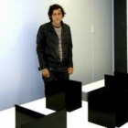 Imagen del artista Juan Manuel Villanueva ante algunas de sus obras
