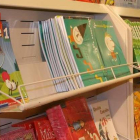Libros de texto en un lineal de un centro comercial.