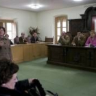 La madre del joven amenazado y agredido recientemente intervino en la sesión de urgencia de ayer