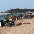 Equipo del SEM al lado del hombre que ha fallecido ahogado este lunes en la playa Gran de Platja dAro.
