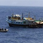 Lanchas de la fragata española 'Navarra' se aproximan a un pesquero iraní para auxiliarle tras un ataque pirata en aguas de Somalia, en el 2010.