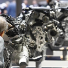Un visitante observa una muestra de motores de BMW en el Salón del Automóvil de Fráncfort