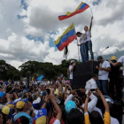Lilian Tintori, mujer del opositor en prisión Leopoldo López, y la exdiputada María Corina Machado presiden con banderas una prostesta este fin de semana en Caracas.