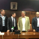 Los miembros de la asociación de romeros, con el alcalde de Ponferrada, Samuel Folgueral.