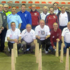 Imagen de familia de los participantes arropando al gran triunfador de la jornada, el jugador de Genicera