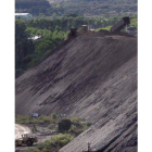 Montaña de carbón, a la entrada de Compostilla.
