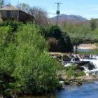 El río Eria a su paso por la localidad de Truchas, que este año acogerá el Día de la Cabrera