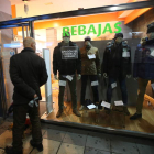 Uno de los escaparates sin luminosos que han dado forma a la protesta iniciada ayer.