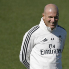 Zidane,  nuevo técnico del Madrid, durante el entrenamiento de este viernes.
