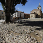 La plaza del Grano cuenta con varias zonas del empedrado central en las que ya no hay guijarros