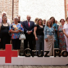 Los presidentes comarcales con el nuevo responsable provincial de Cruz Roja, Daniel Hernández, y la coordinadora, Marta Cuesta. FERNANDO OTERO