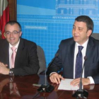 Luis Antonio Moreno y Carlos López Riesco, ayer en la sala de Juntas del Ayuntamiento.