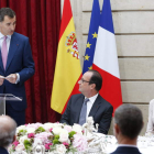 El rey en un momento de su discurso junto a Hollande y la reina Letizia.